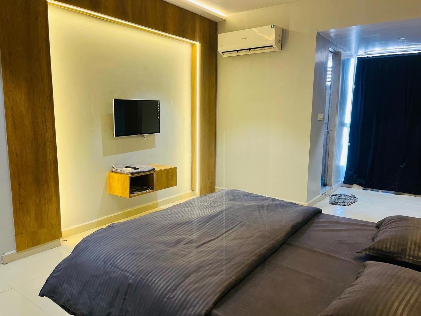 Oyo Florence Hotel Surat Esterno foto